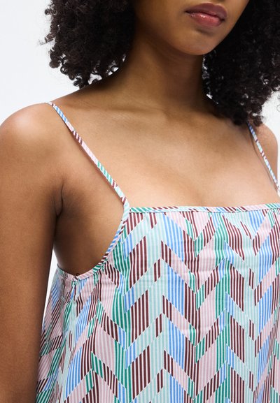 Φαρδιά καμιζόλα με μοτίβο ψαροκόκκαλο σε παστέλ αποχρώσεις ροζ, μπλε, πράσινου και καφέ, με λεπτές, ρυθμιζόμενες τιράντες και απαλή υφή.