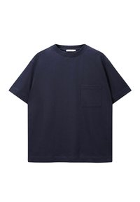 T-shirt en coton bleu marine avec un col rond et des manches courtes, présentant une poche sur la poitrine et une coupe carrée, ample.