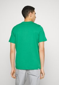Puma BETTER SPORTSWEAR TEE - Camiseta estampada - archive green