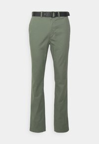 Pantaloni verde oliva realizzati in tessuto misto cotone, con gamba dritta, una consistenza liscia e una cintura nera con fibbia in plastica.