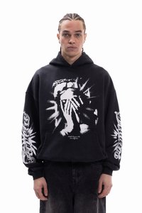 Μαύρο φούτερ με κουκούλα που διαθέτει γραφικό σχέδιο προσώπου με χέρια, λευκά στοιχεία στις μανσέτες, τσέπη καγκουρό και μαλακό υφασμένο ύφασμα.