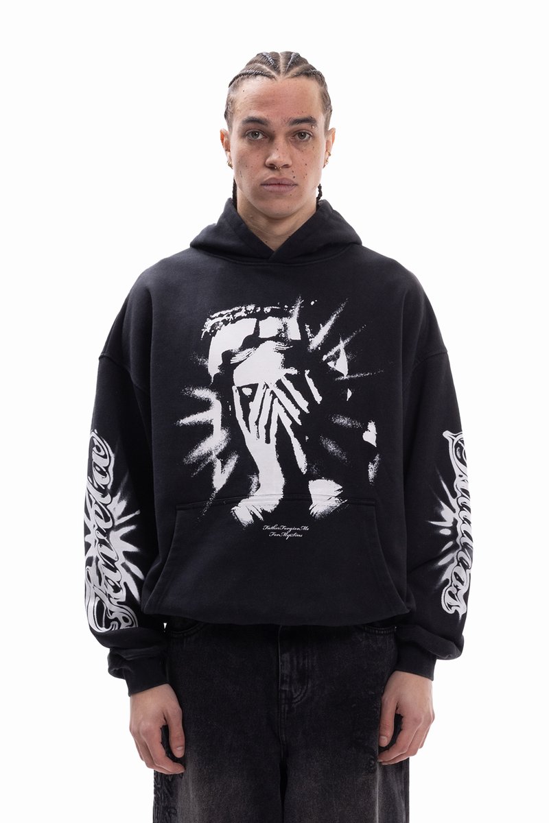 Μαύρο φούτερ με κουκούλα που διαθέτει γραφικό σχέδιο προσώπου με χέρια, λευκά στοιχεία στις μανσέτες, τσέπη καγκουρό και μαλακό υφασμένο ύφασμα.