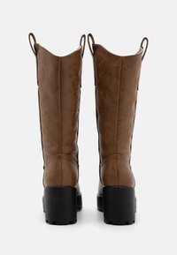 Koi Footwear WINTU LONG CHUNKY WESTERN - Cowboy és motoros csizmák - brown