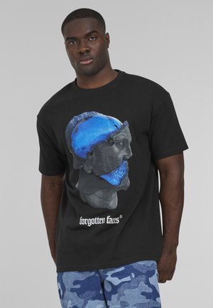 Zwarte t-shirt met een grafisch ontwerp van een klassieke sculptuur met een blauwe, glanzende accenten. Katoenen materiaal, korte mouwen, ontspannen pasvorm.
