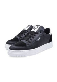 Sneaker nere realizzate in pelle e scamosciato, con suola in gomma bianca, design con lacci neri e logo sulla linguetta.