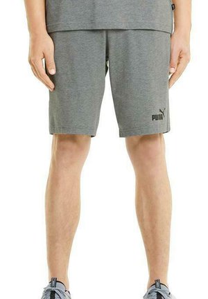 Grå atletiske shorts lavet af blødt stof, har en lige skæring og har et sort Puma-logo på den nederste venstre ben.