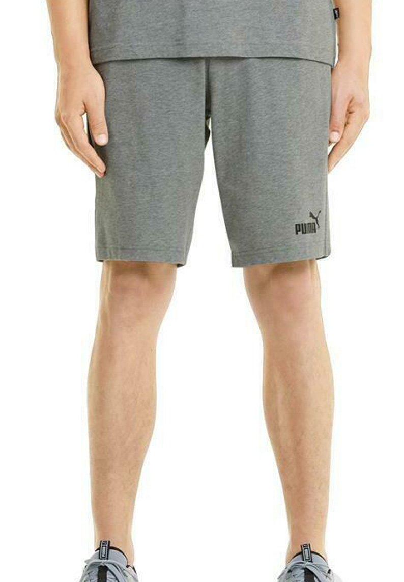 Grå atletiske shorts lavet af blødt stof, har en lige skæring og har et sort Puma-logo på den nederste venstre ben.