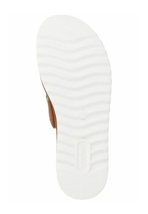 Weiße Gummisohle mit wellenförmigem Profil und eingeprägtem „remonte“-Logo im Fersenbereich eines braunen Sandals.