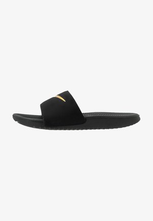 Svarte sandaler med bred stropp, prydet med en gull-logo. Teksturert gummisåle for godt grep og komfort. Slitesterkt materiale.