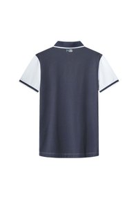 Námornícky polo tričko s krátkymi bielymi rukávmi, golierom a logom na chrbte. Hladká látka, kontrastný lem na rukávoch a golieri.