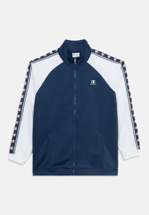 Marineblauw-witte trainingsjas met rits, hoge kraag, twee voorzakken en het Champion-logo op de borst en mouwen.