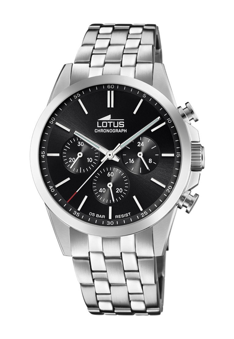 Montre chronographe en acier inoxydable argenté avec un cadran noir, trois sous-cadrans et des aiguilles lumineuses. Elle dispose d'un bracelet à maillons et d'une résistance à l'eau.