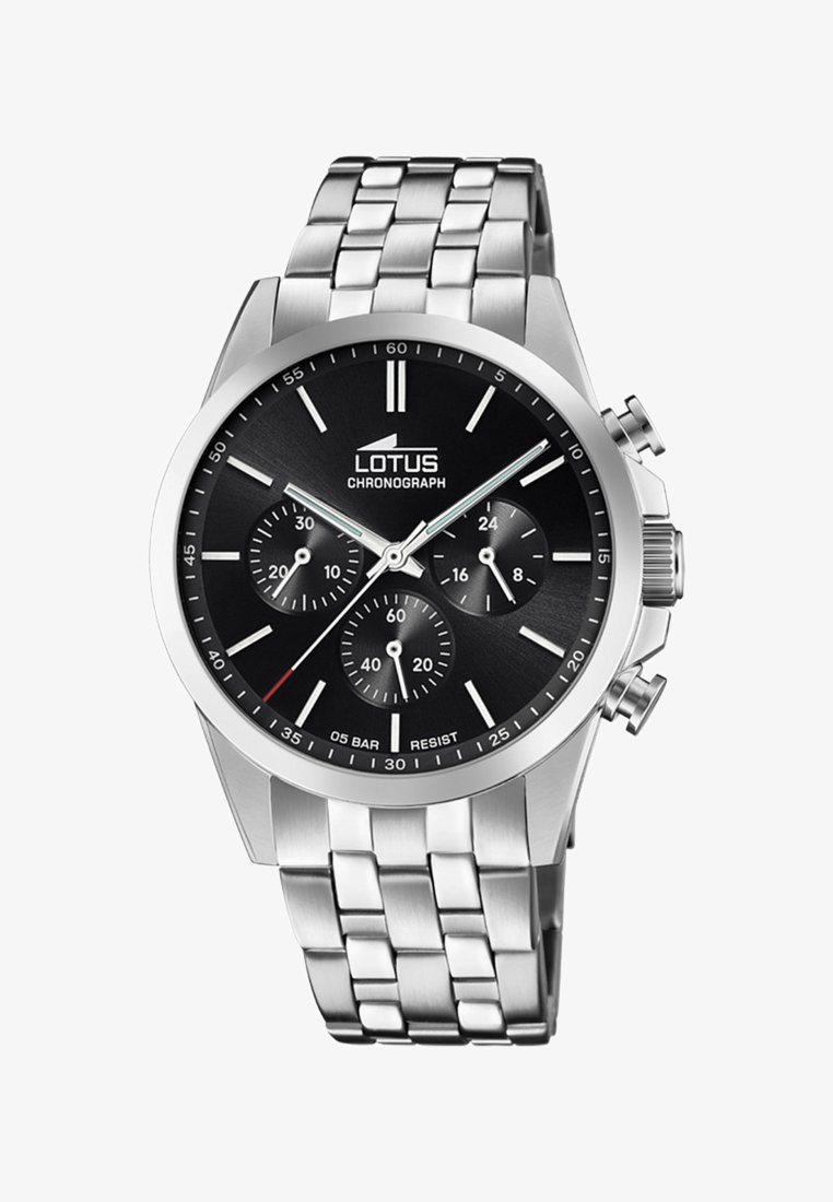 Montre chronographe en acier inoxydable argenté avec un cadran noir, trois sous-cadrans et des aiguilles lumineuses. Elle dispose d'un bracelet à maillons et d'une résistance à l'eau.