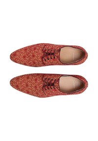 Rode geschoeide schoenen met een bloemenpatroon, met een puntige neus, een gladde textuur en bruine veters, van bovenaf getoond.