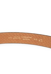 Tan leren riem met zwarte randen, voorzien van gestanste gouden tekst: "Vera Pelle," "Lancaster," en "Made in Italy," wat de authenticiteit aangeeft.