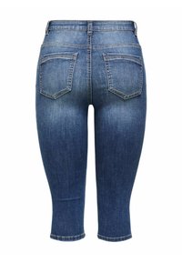 Shorts en denim bleu longueur genou avec poches arrière et coutures apparentes, vus de dos sur un fond blanc.