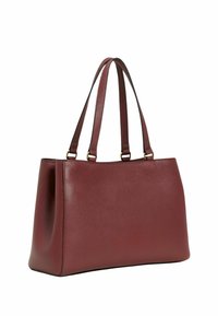 Borsa a spalla in pelle bordeaux con forma strutturata, doppi manici superiori e hardware in tonalità oro. Superficie testurizzata e design minimalista.
