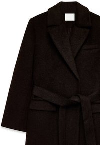 Czarny płaszcz z mieszanki wełny z kołnierzem ołówkowym, jednorzędowy fason, pasek w talii i kieszeń na piersi. Miękka, fakturowana tkanina.