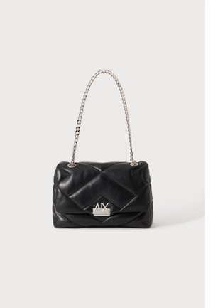 Czarna pikowana skórzana torebka z srebrnym łańcuszkiem i srebrnym logo Armani Exchange na przedniej klapie.