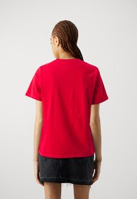 Pieces PCRIA SOLID TEE - Paprasti marškinėliai - salsa