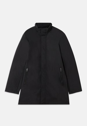 Schwarzer Mantel aus glattem Stoff, mit hohem Kragen, langen Ärmeln und zwei seitlichen Reißverschlusstaschen. Gerades Design, minimalistische Details.