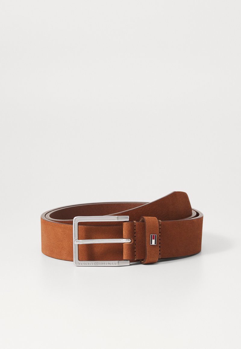 Cintura in suede marrone con fibbia rettangolare in argento, dotata di un passante in pelle e un piccolo logo accentato in rosso, bianco e blu.