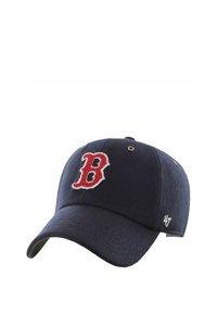 Gorra de béisbol azul marino hecha de tela, con un logotipo bordado en rojo de la letra "B" en la parte frontal y una etiqueta de marca en el lateral.