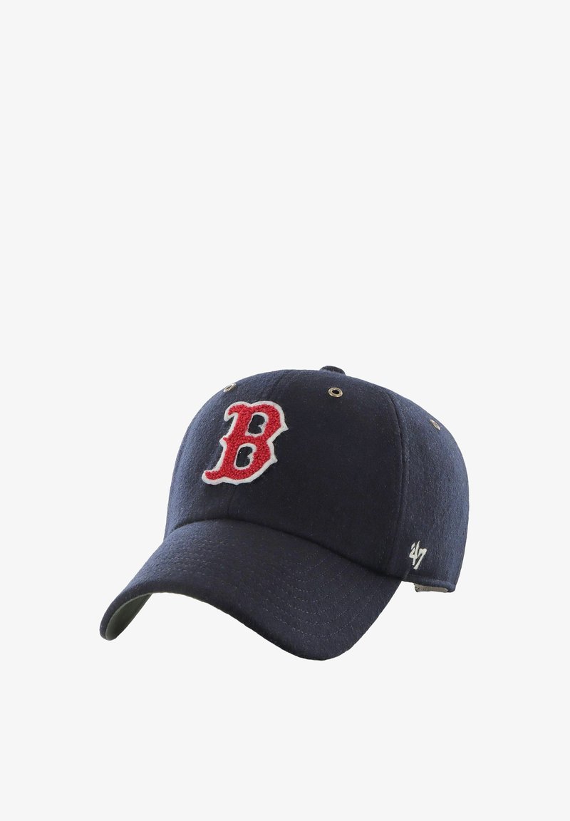 Gorra de béisbol azul marino hecha de tela, con un logotipo bordado en rojo de la letra "B" en la parte frontal y una etiqueta de marca en el lateral.