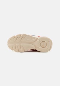 Buffalo CHAI - Sportbačiai - white/pink/orange