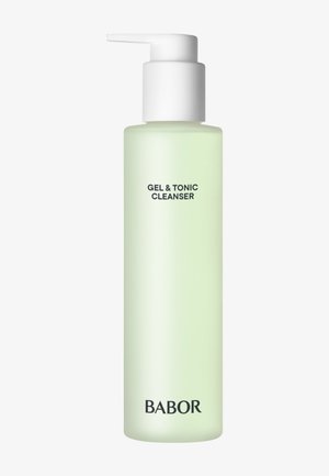 Bouteille cylindrique transparente avec un distributeur à pompe ; nettoyant gel léger vert étiqueté "GEL & TONIC CLEANSER" et "BABOR" en texte noir.