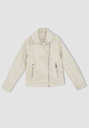 Giacca da motociclista beige per bambini in pelle sintetica con collo, cerniera asimmetrica e due tasche frontali con cerniera su sfondo grigio.