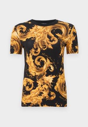 Camisa negra de manga corta con elaborados patrones barrocos dorados en espiral y texto cursivo sutil en todo el diseño.