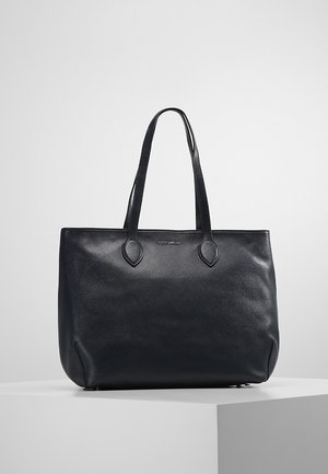 Czarna skórzana torba na ramię z podwójnymi uchwytami, o prostokątnym kształcie, z małym logo „Coccinelle” umieszczonym na środku u góry.