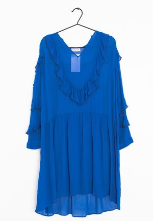 Blauwe lange mouw jurk met gerimpelde V-halslijn en gelaagde rok, hangend aan een zwarte hanger tegen een witte achtergrond.