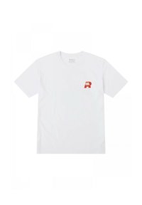 Camiseta blanca de manga corta, hecha de algodón, con un pequeño logo rojo de "R" en la zona izquierda del pecho. Textura suave, diseño clásico de cuello redondo.