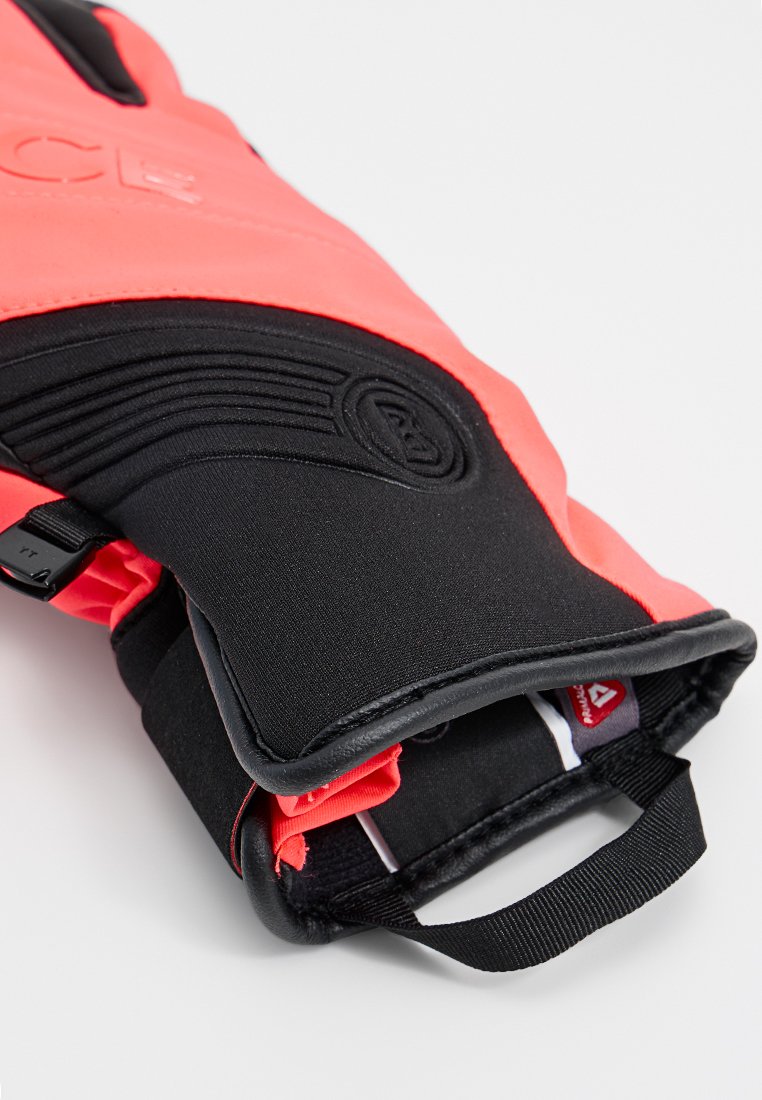 Gant thermique avec un design corail vif et noir, intérieur rembourré, paume texturée et une sangle au poignet pour un ajustement sécurisé.