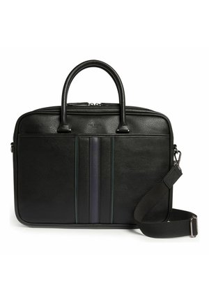 Schwarze Leder-Aktentasche mit doppelten Griffen, vertikalen Streifen auf der Vorderseite, Reißverschluss und abnehmbarem Schultergurt auf weißem Hintergrund.