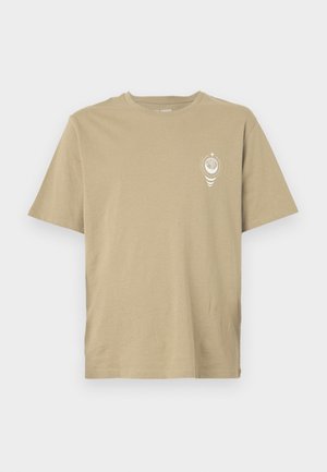 T-shirt beige a maniche corte realizzato in morbido cotone, con una piccola grafica bianca sulla parte sinistra del petto. Retro semplice.