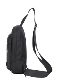 Borsa a spalla nera con esterno texturizzato, diversi scomparti con zip e tracolla regolabile, caratterizzata da un design piatto e rettangolare.