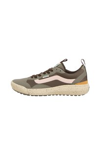 Zapatilla verde y marrón con parte superior de malla y textil, suela de crema moteada, raya rosa, cordones oscuros y lengüeta en el talón.