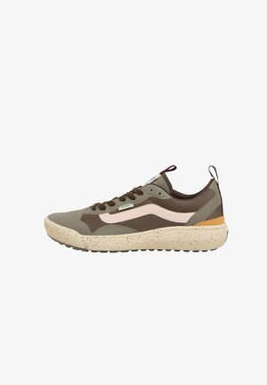 Zapatilla verde y marrón con parte superior de malla y textil, suela de crema moteada, raya rosa, cordones oscuros y lengüeta en el talón.