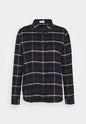 Granatowa flanelowa koszula w beżowo-czarną kratę, z kołnierzykiem zapinanym na guziki, długimi rękawami i kieszonką na piersi. Gładka tekstura.