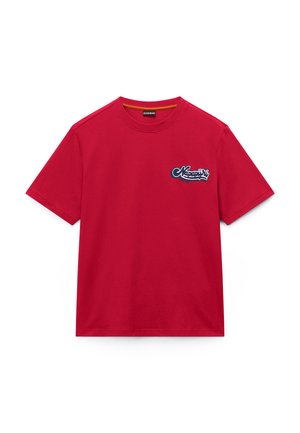 T-shirt rouge à manches courtes et col rond avec un petit logo "Napapijri" bleu et blanc sur le côté gauche de la poitrine.