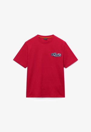T-shirt rouge à manches courtes et col rond avec un petit logo "Napapijri" bleu et blanc sur le côté gauche de la poitrine.