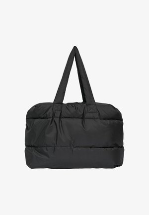 Musta pehmustettu kassi kaksinkertaisilla kahvoilla, jossa on pehmeä rakenne ja suorakulmainen muoto. Ei näkyviä logoja tai koristeita.