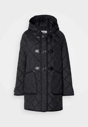 Manteau noir rembourré avec un motif en diamant texturé, une capuche, des fermetures à cordon et deux poches avant. Présente un liseré noir contrastant.