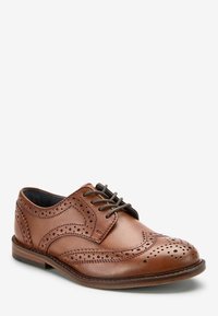 Chaussure oxford en cuir marron avec des détails en brogue, un bout rond, et une conception à lacets avec des lacets marron et un talon plat.