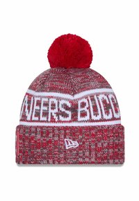 Bonnet en tricot rouge et gris avec un bandeau blanc portant "PIONEERS BUCCS," surmonté d'un pompon rouge et d'un logo blanc sur le côté.
