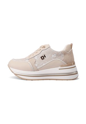 Sneaker beige con overlay in tessuto a motivo, sezioni in pelle liscia, design con lacci, accessori in oro e una spessa suola intermedia bianca.