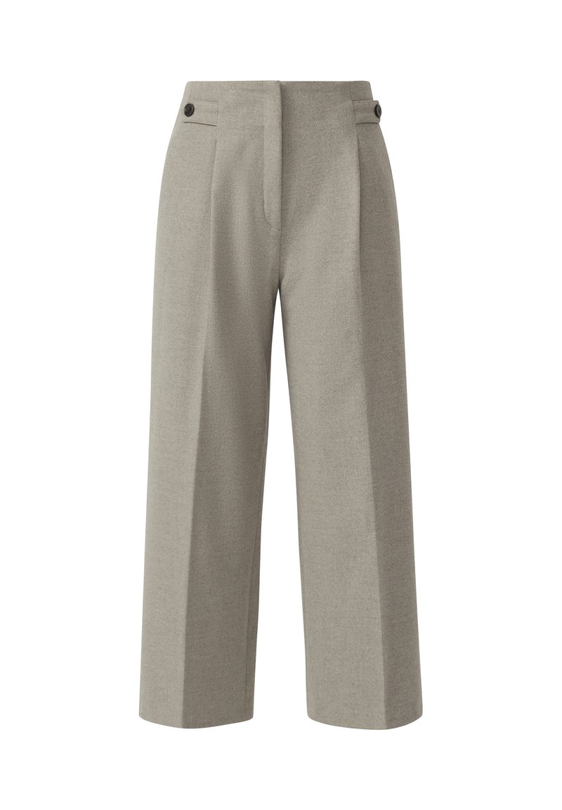 Lichtgrijze wijde broek met een soepele textuur, voorzien van twee voorplooien en twee knopen op de tailleband. Klassiek ontwerp.